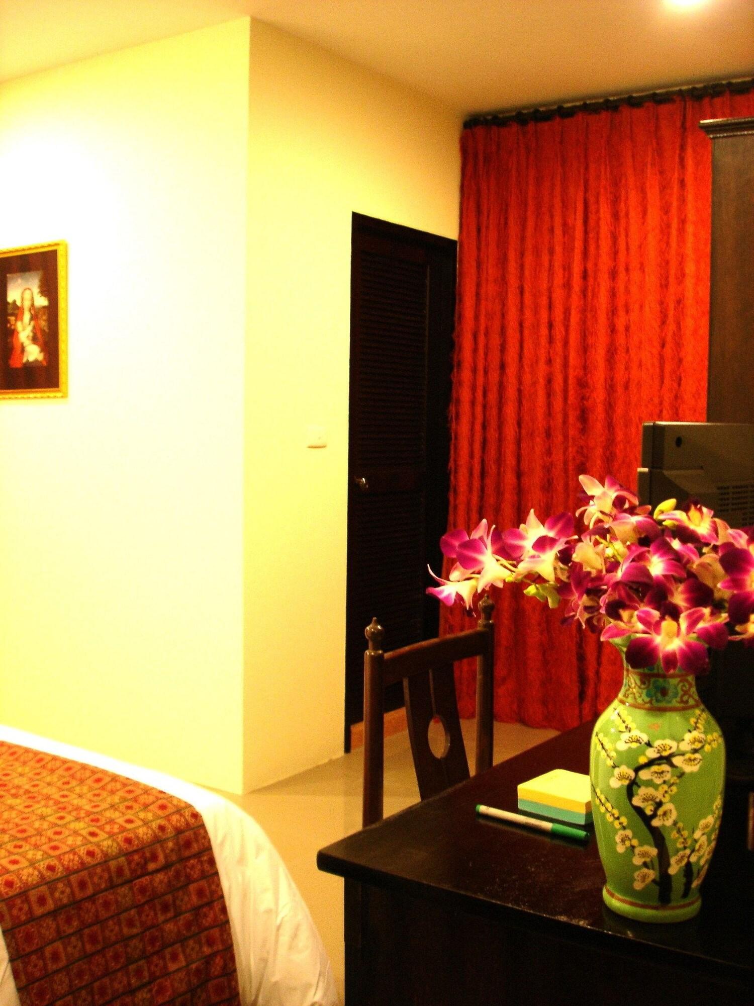 The Bang Khun Phrom Suites Бангкок Экстерьер фото