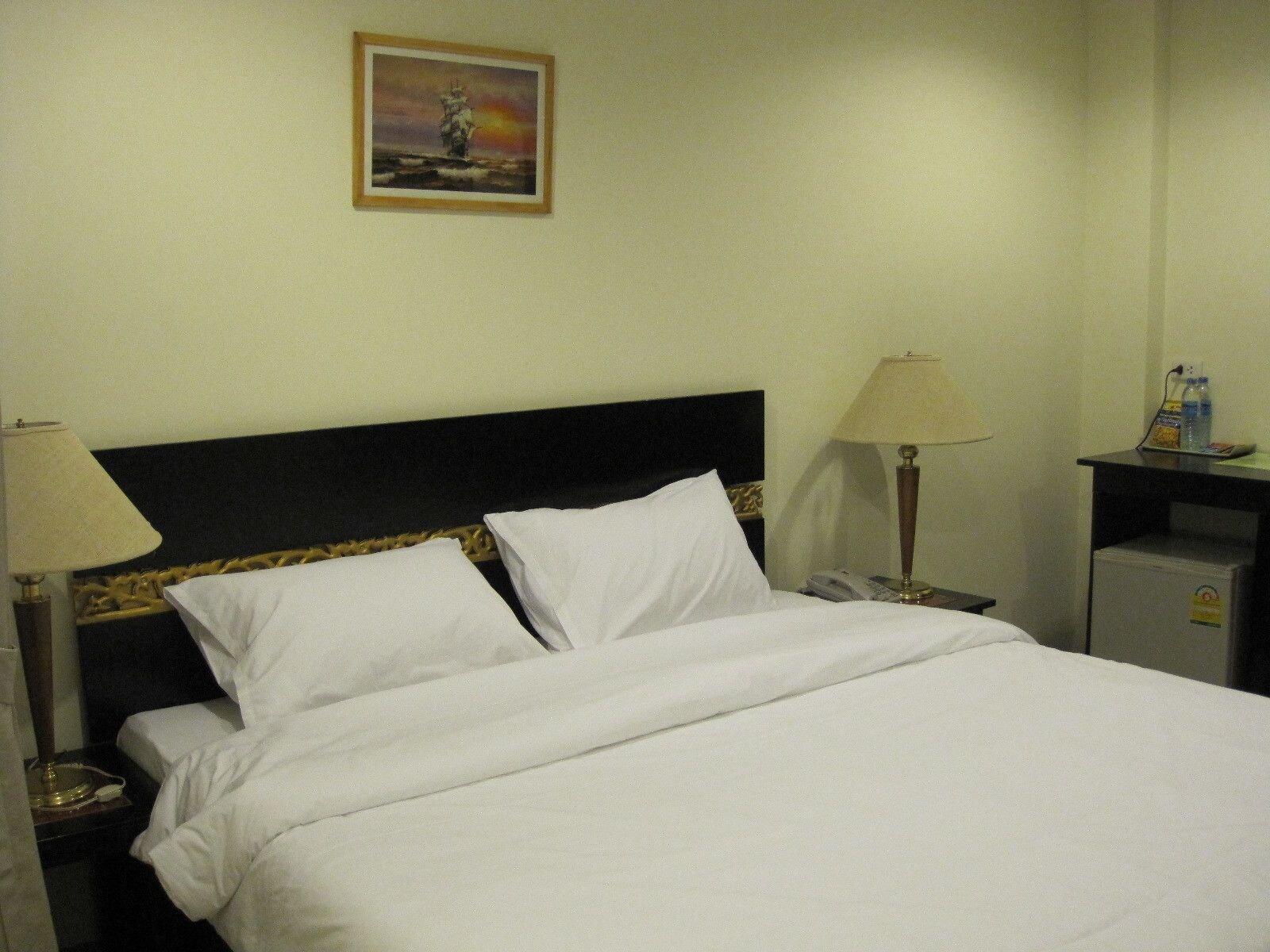 The Bang Khun Phrom Suites Бангкок Экстерьер фото