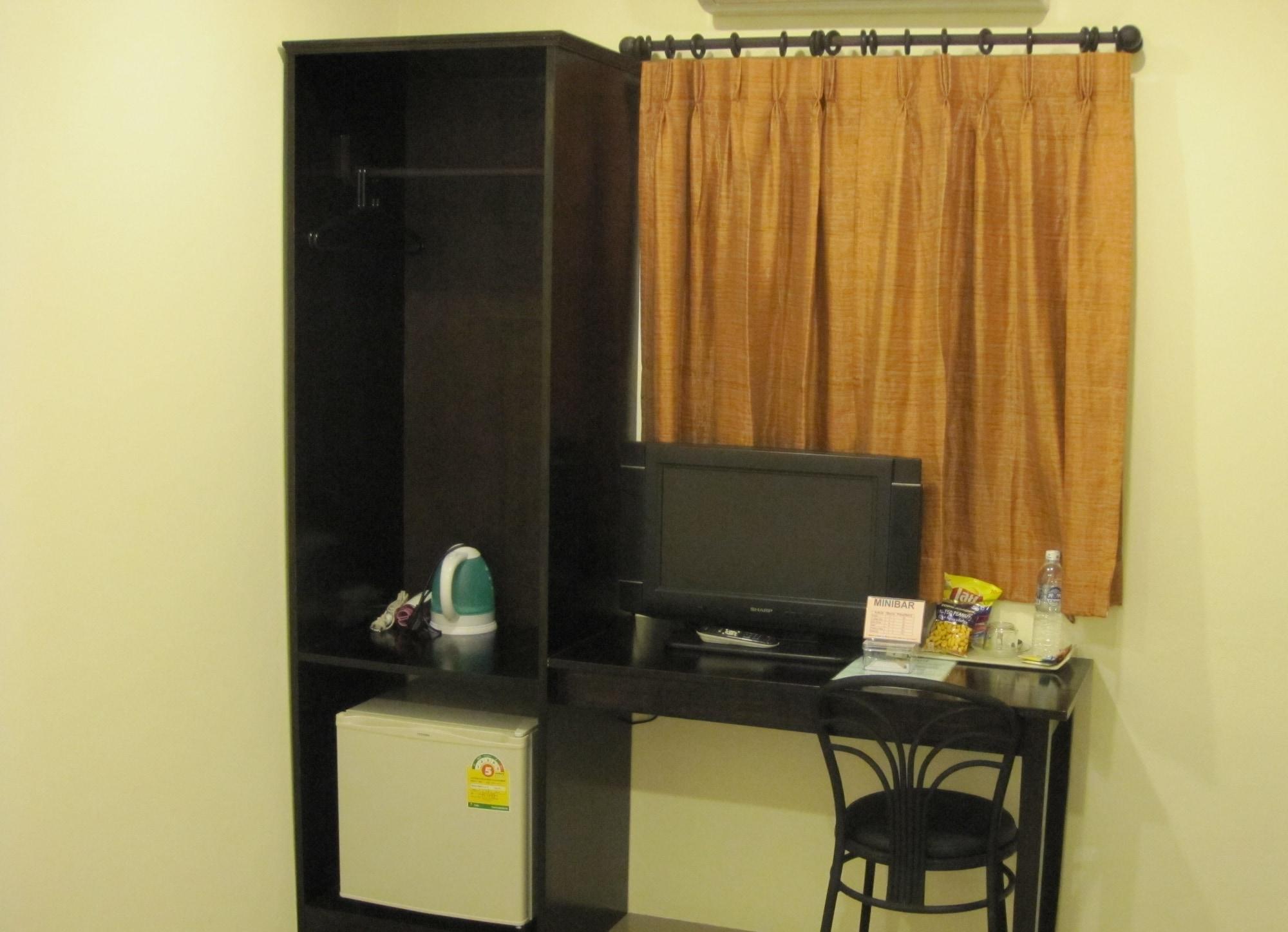 The Bang Khun Phrom Suites Бангкок Экстерьер фото