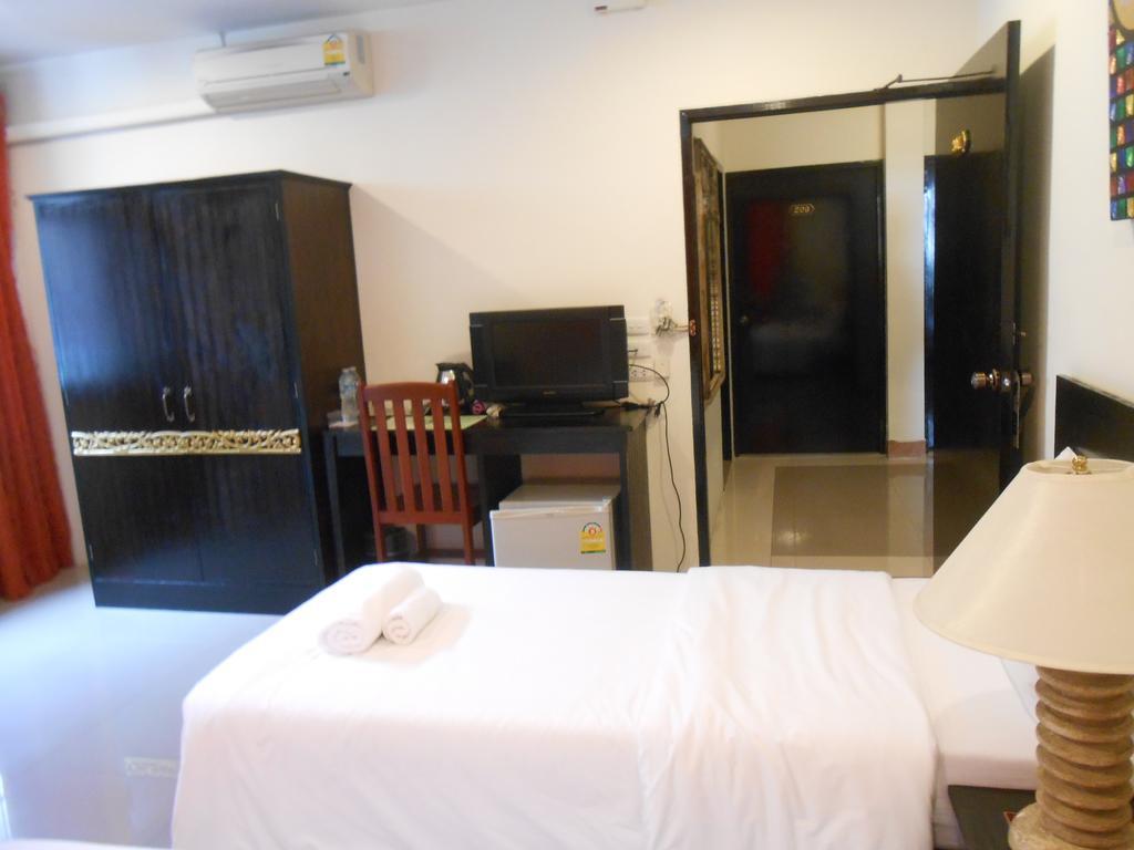 The Bang Khun Phrom Suites Бангкок Номер фото