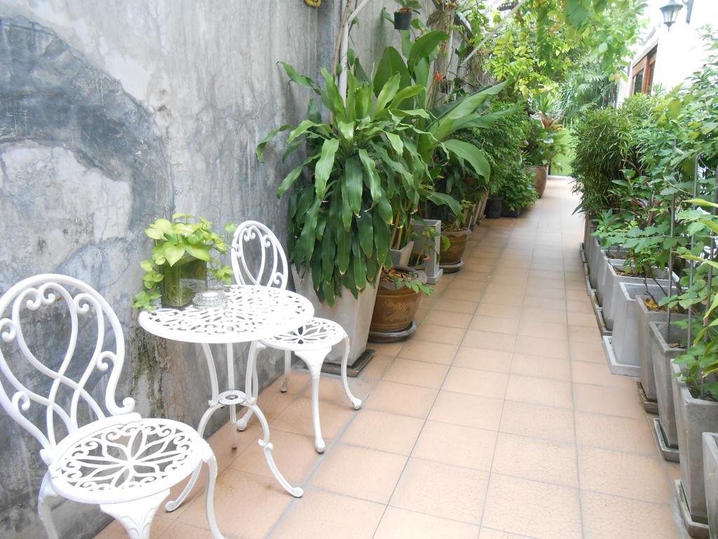 The Bang Khun Phrom Suites Бангкок Экстерьер фото