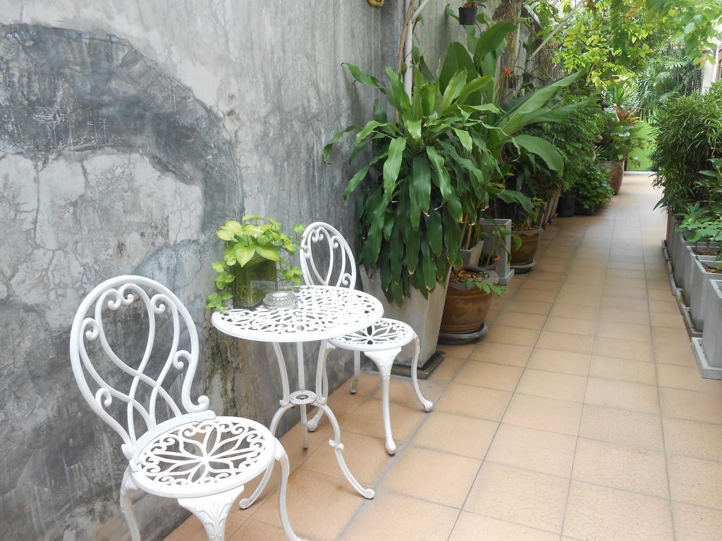 The Bang Khun Phrom Suites Бангкок Экстерьер фото