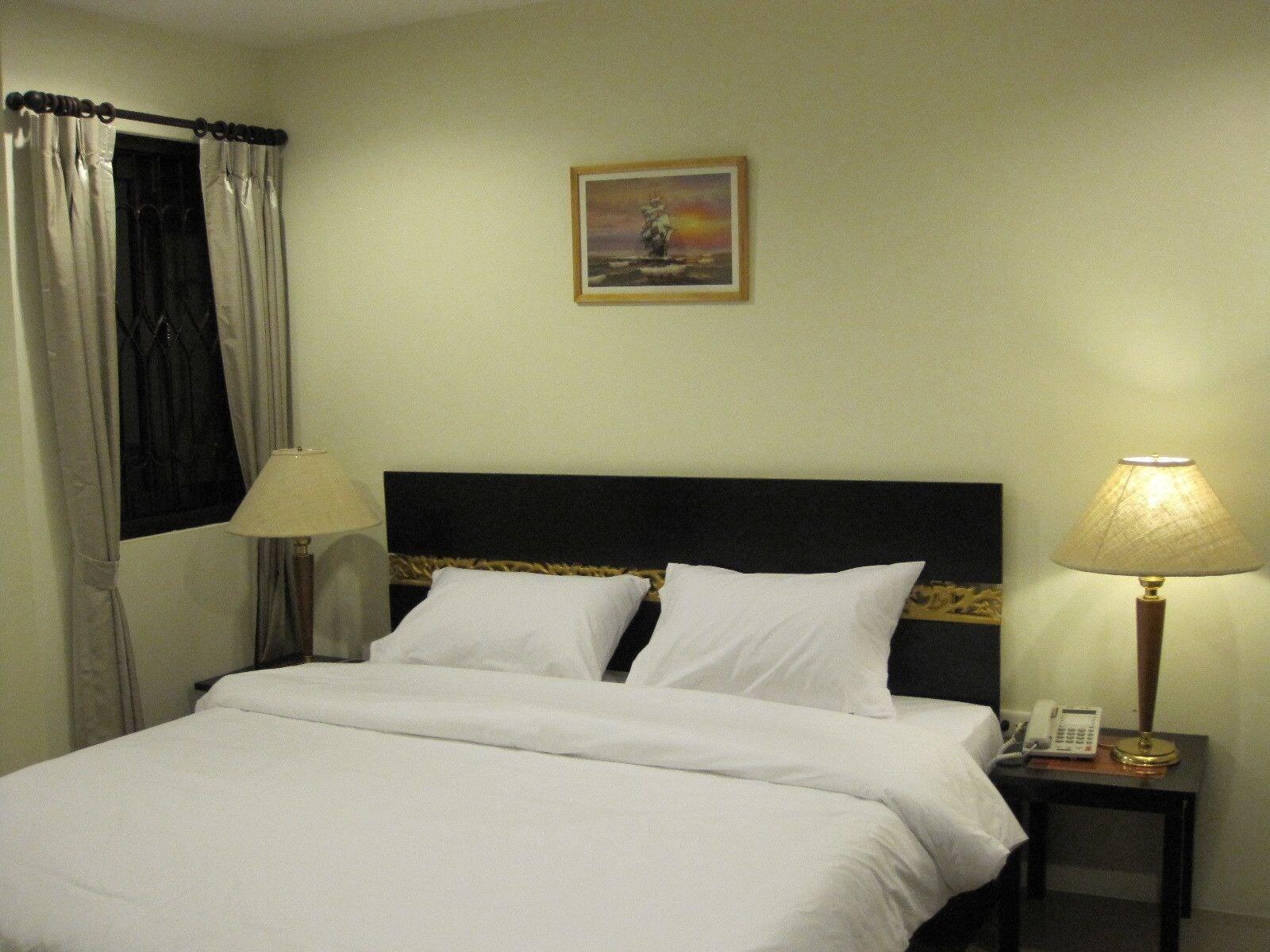 The Bang Khun Phrom Suites Бангкок Экстерьер фото