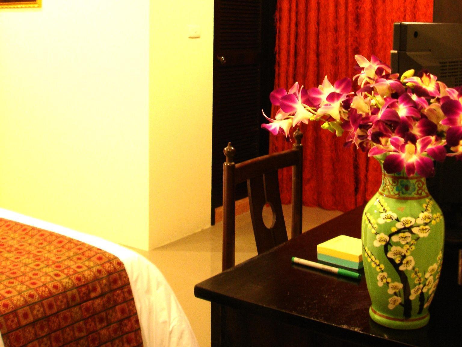 The Bang Khun Phrom Suites Бангкок Экстерьер фото