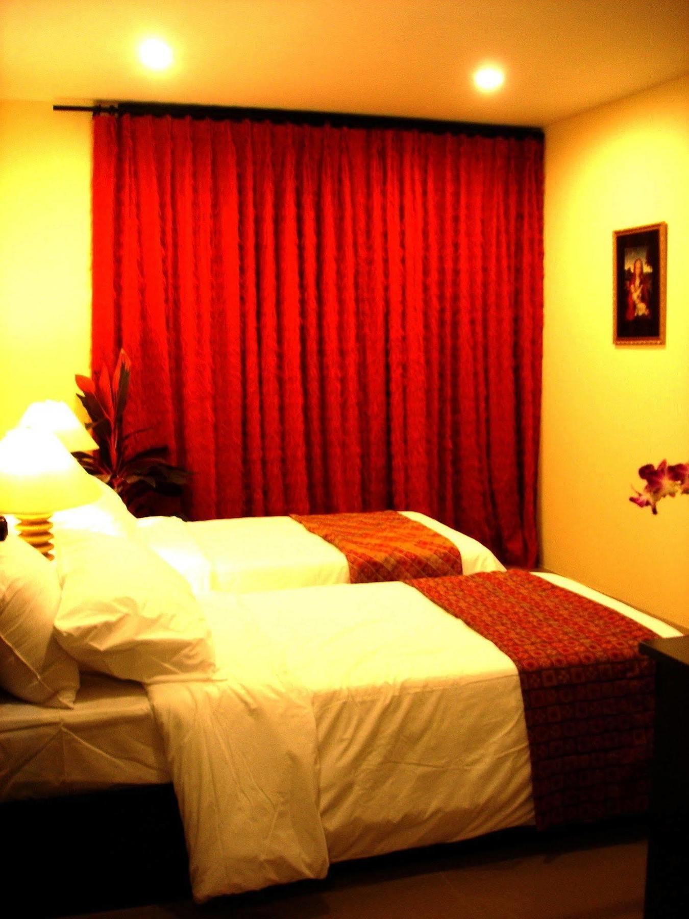 The Bang Khun Phrom Suites Бангкок Экстерьер фото