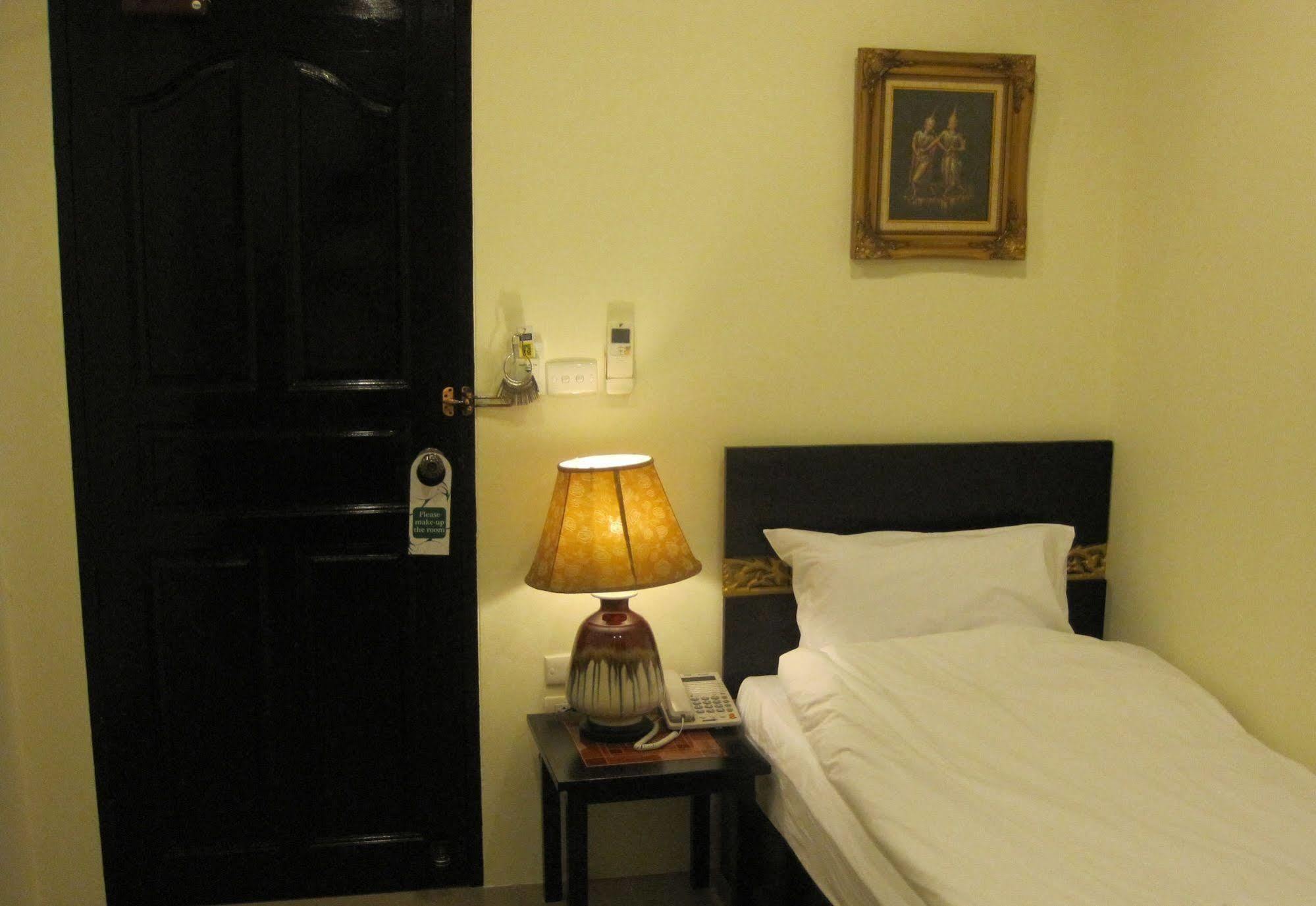 The Bang Khun Phrom Suites Бангкок Экстерьер фото